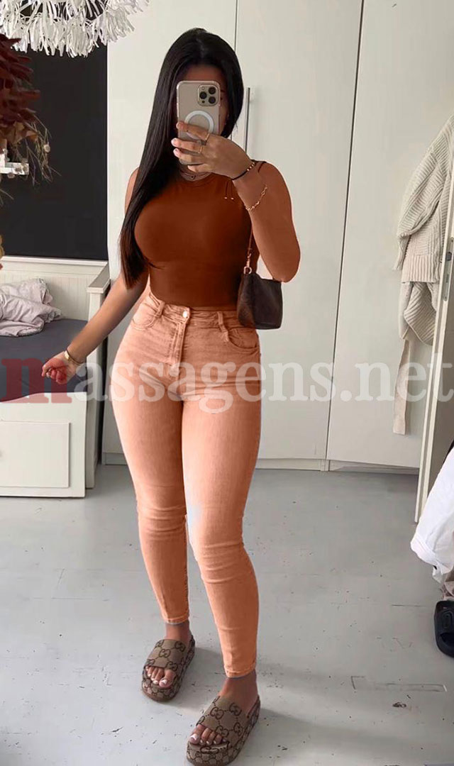 Foto vertical Massagista Júlia Fênix