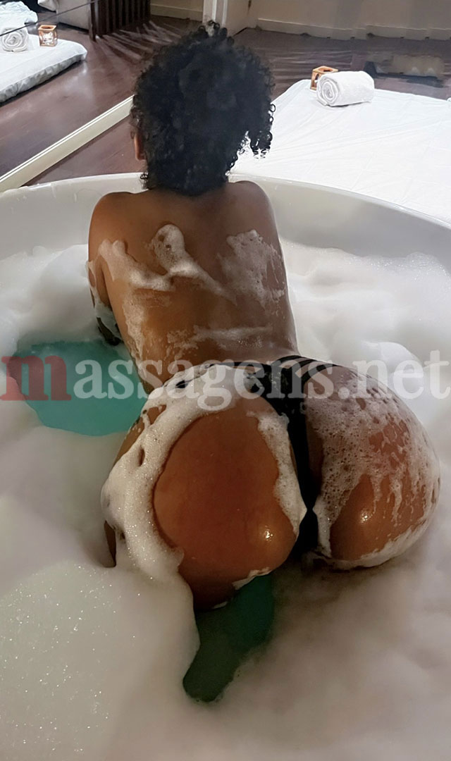 Foto vertical Massagista Luana Olympio