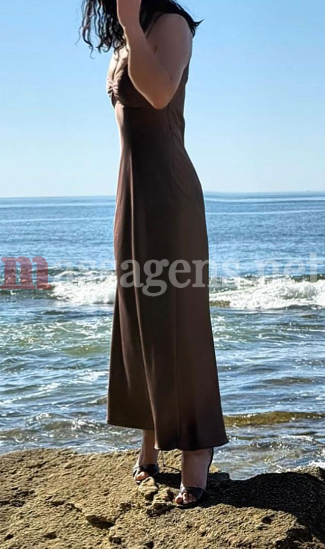 Foto vertical Massagista Lya Asiática