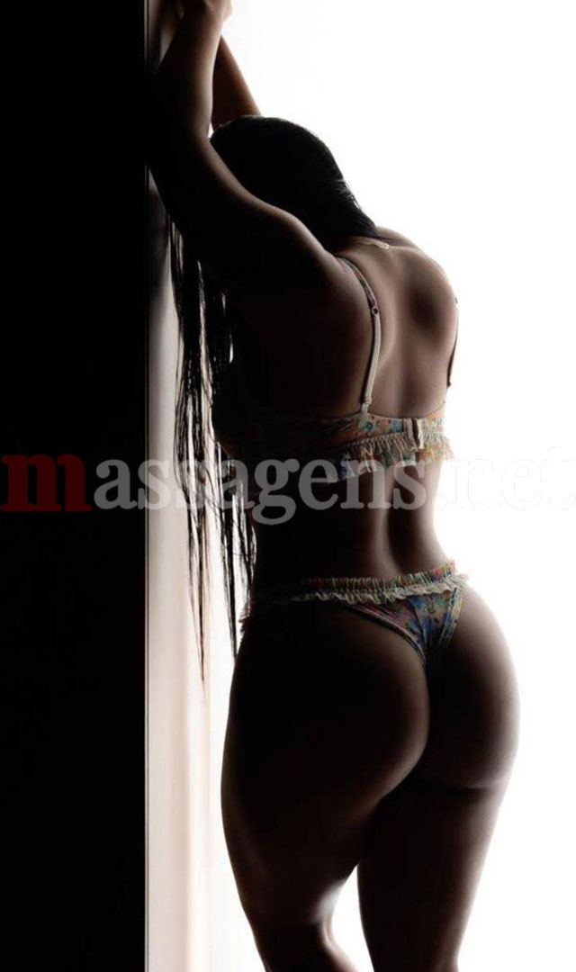 Foto vertical Massagista Maya Olympio